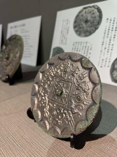 四乳連環螭龍鏡