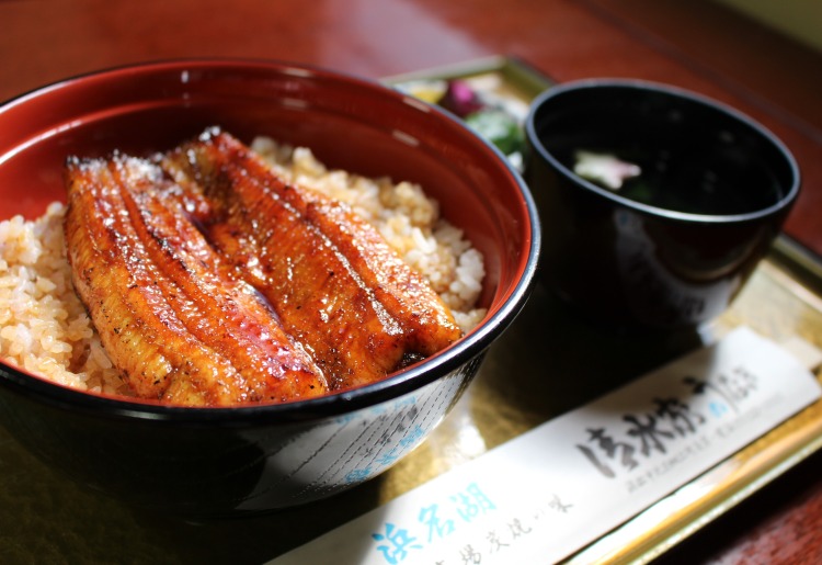 うな丼は鰻1/2匹分でのご用意です。2，310円(税込・2021年2月現在)