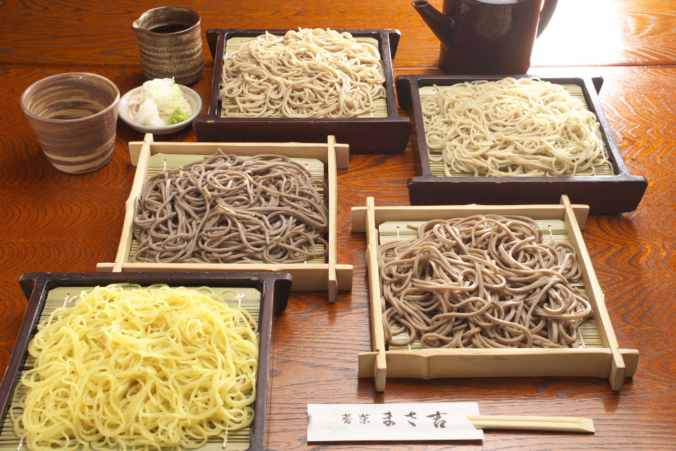 コシと喉ごしが自慢のせいろ蕎麦、その他、香り高い太打ちの田舎蕎麦、黒くてホシの入った中太の黒粉蕎麦、つなぎを使わずそば粉だけで打った十割そばなど、個性のあるお蕎麦をご用意しています。