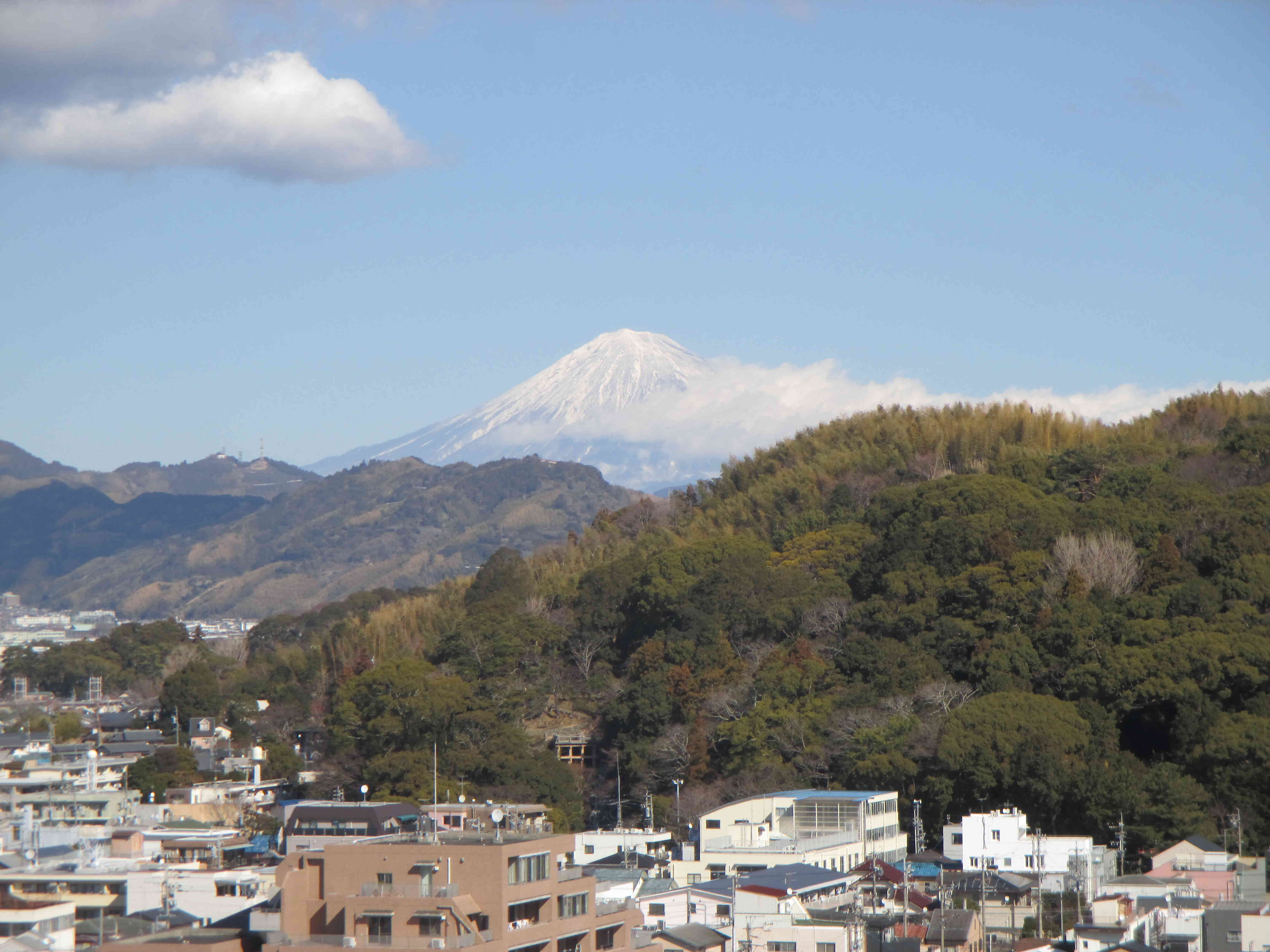 上層階の東側のお部屋からは、天気が良ければ『富士山』がご覧いただけます。