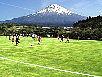 富士山一望の天然芝生サッカー場