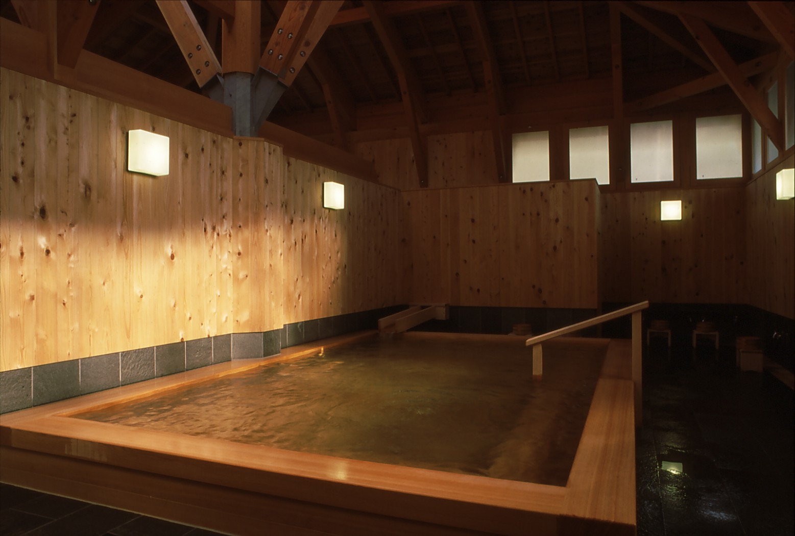 温泉風情溢れる檜風呂