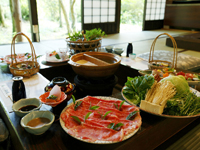 遠州夢咲牛と掛川ポークを使った新郷土料理のお茶しゃぶしゃぶの一例。この他に名物の猪鍋もおすすめです。