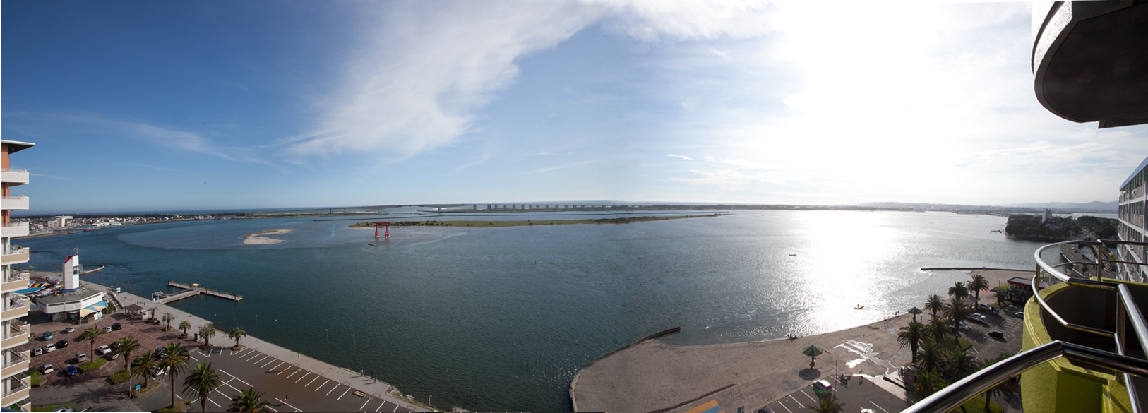 浜名湖と大鳥居。時間とともに移り変わる景色は、絶景。