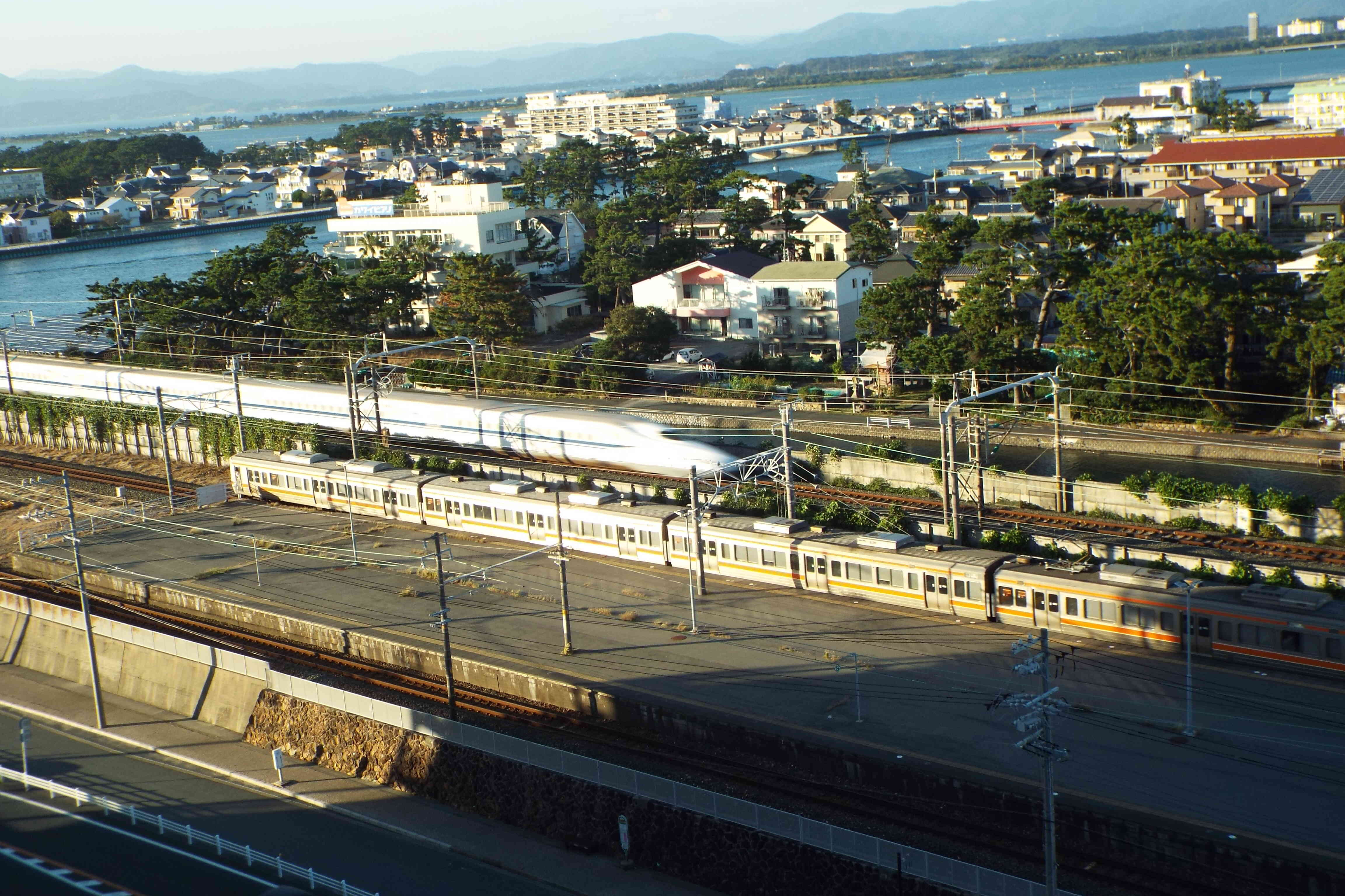 新幹線と湖西連峰の見えるお部屋からの風景。