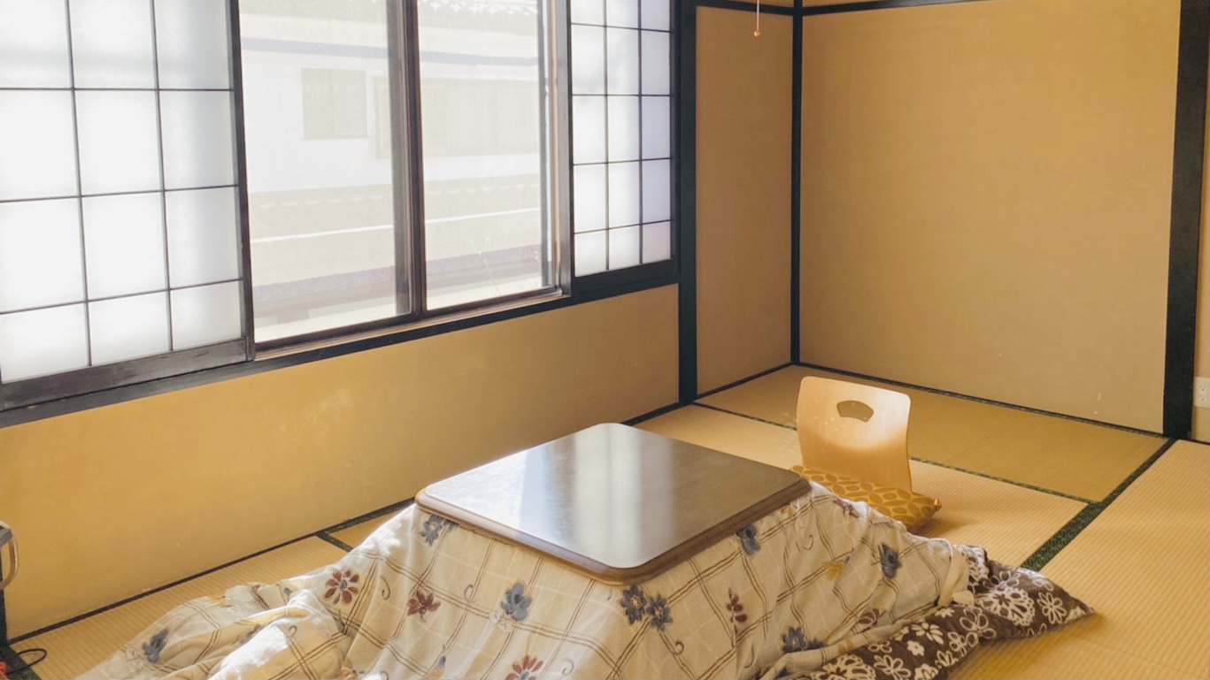 【和を感じのびのびゆっくり出来る空間】
お部屋はどこか懐かしく、落ち着く事のできる和室となっております。