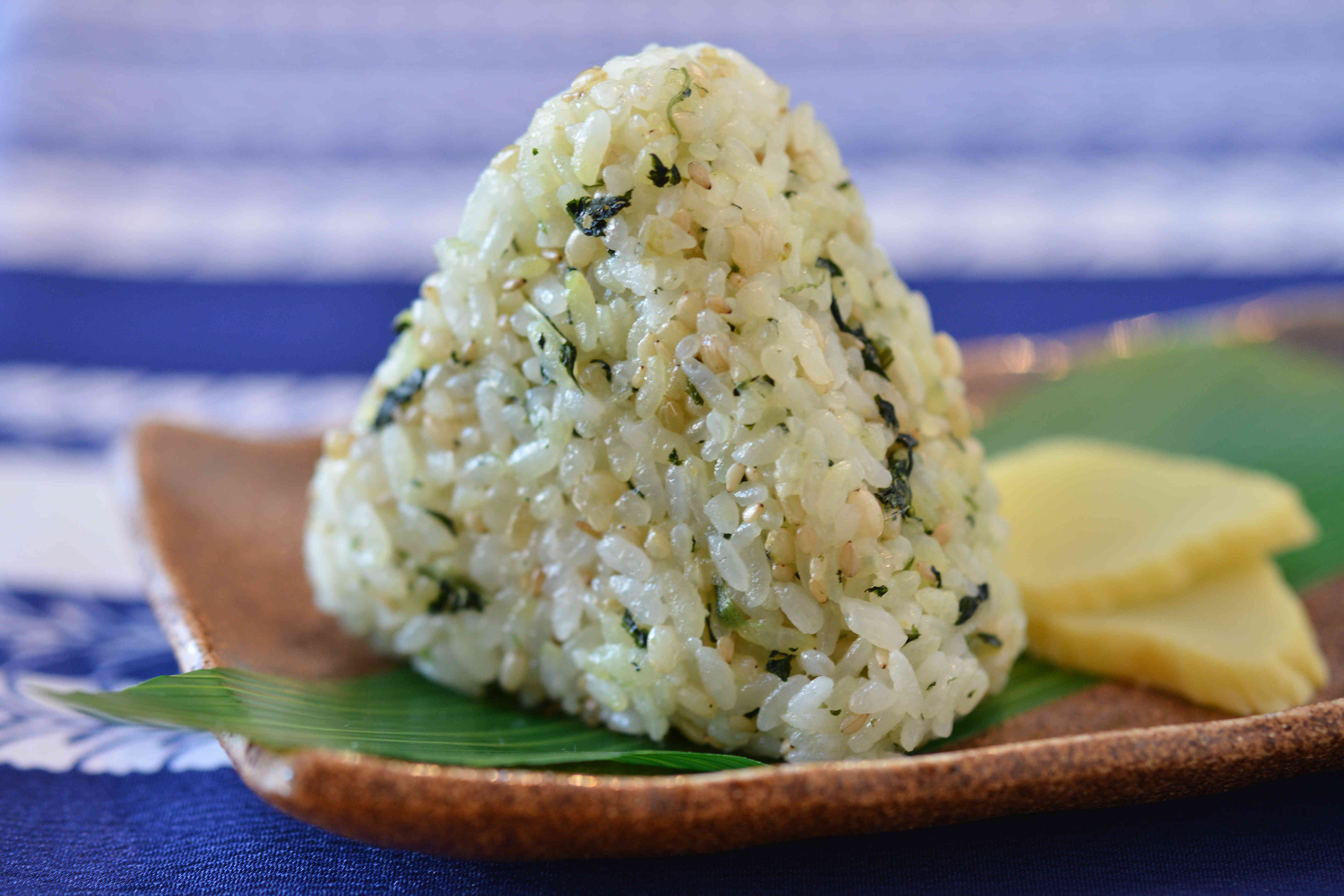 緑米むすび　白米と緑米玄米を炊き上げて、わさび菜を混ぜ混み、具材としてわさびのりを使用しています。少しピリ辛の食味です。