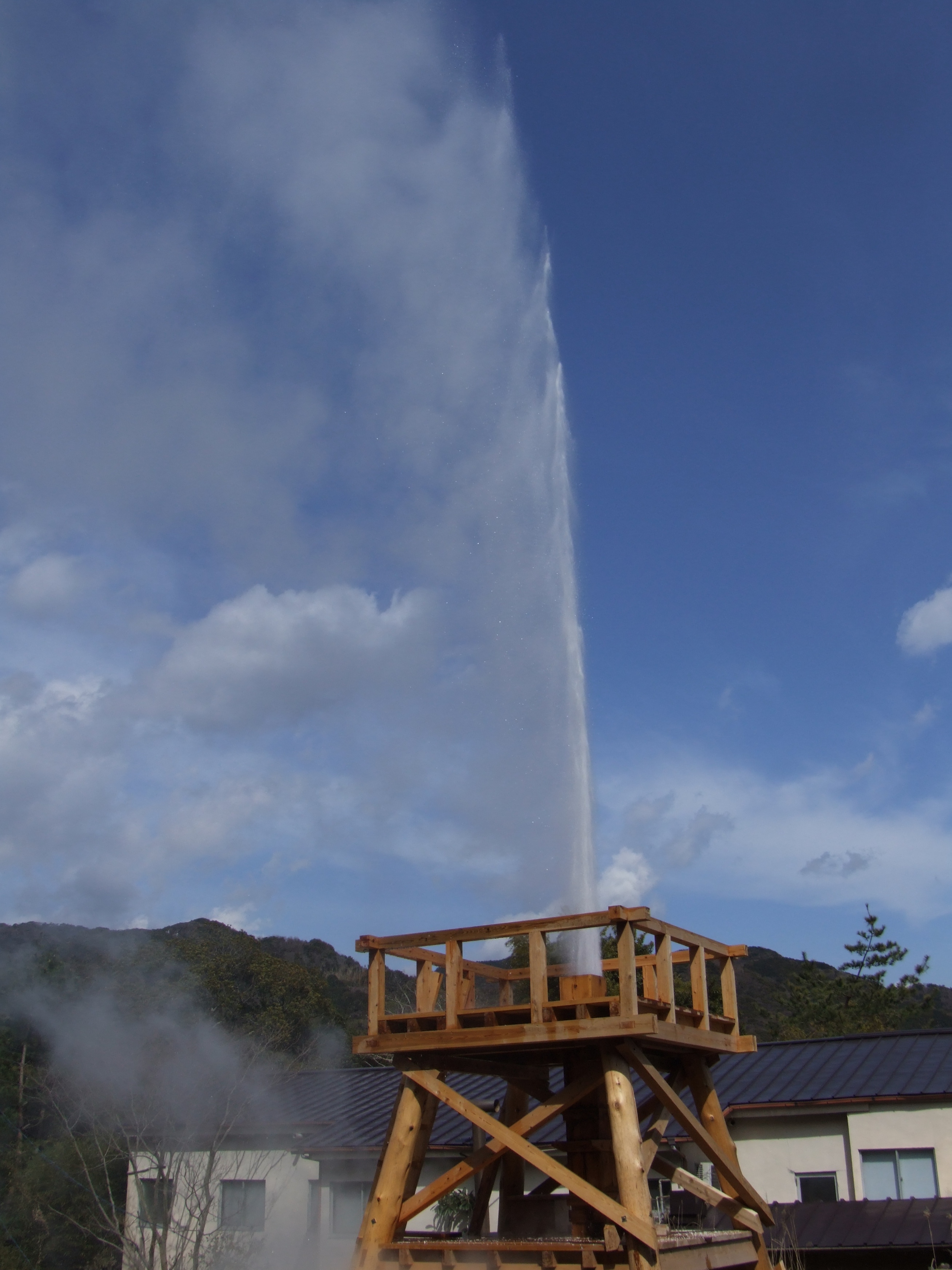 火曜金曜を除く9時30分から15時30分までの1時間おきに温泉の噴き上げを見学できます。