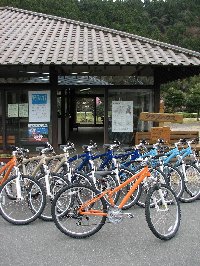 森町サイクルツーリングコースの出発、終着地点に指定されている『森町体験の里アクティ森』。

陶芸など創作体験のほかにもパターゴルフやテニスなどアウトドア体験ができる複合型の観光施設。

レンタルＭＴＢ（ヘルメット付き）もある。