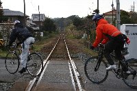 天竜浜名湖鉄道の線路を越えるサイクリスト。【田園ポタリングコース】