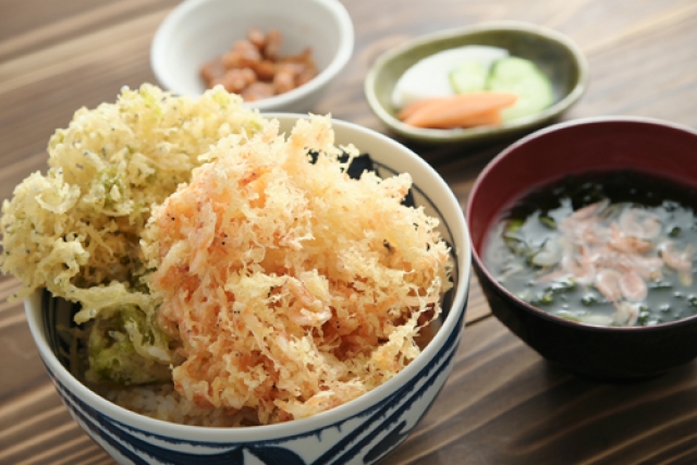 由比の港は桜えび　だけじゃな～い、　しらすもかき揚げにしての　駿河丼。