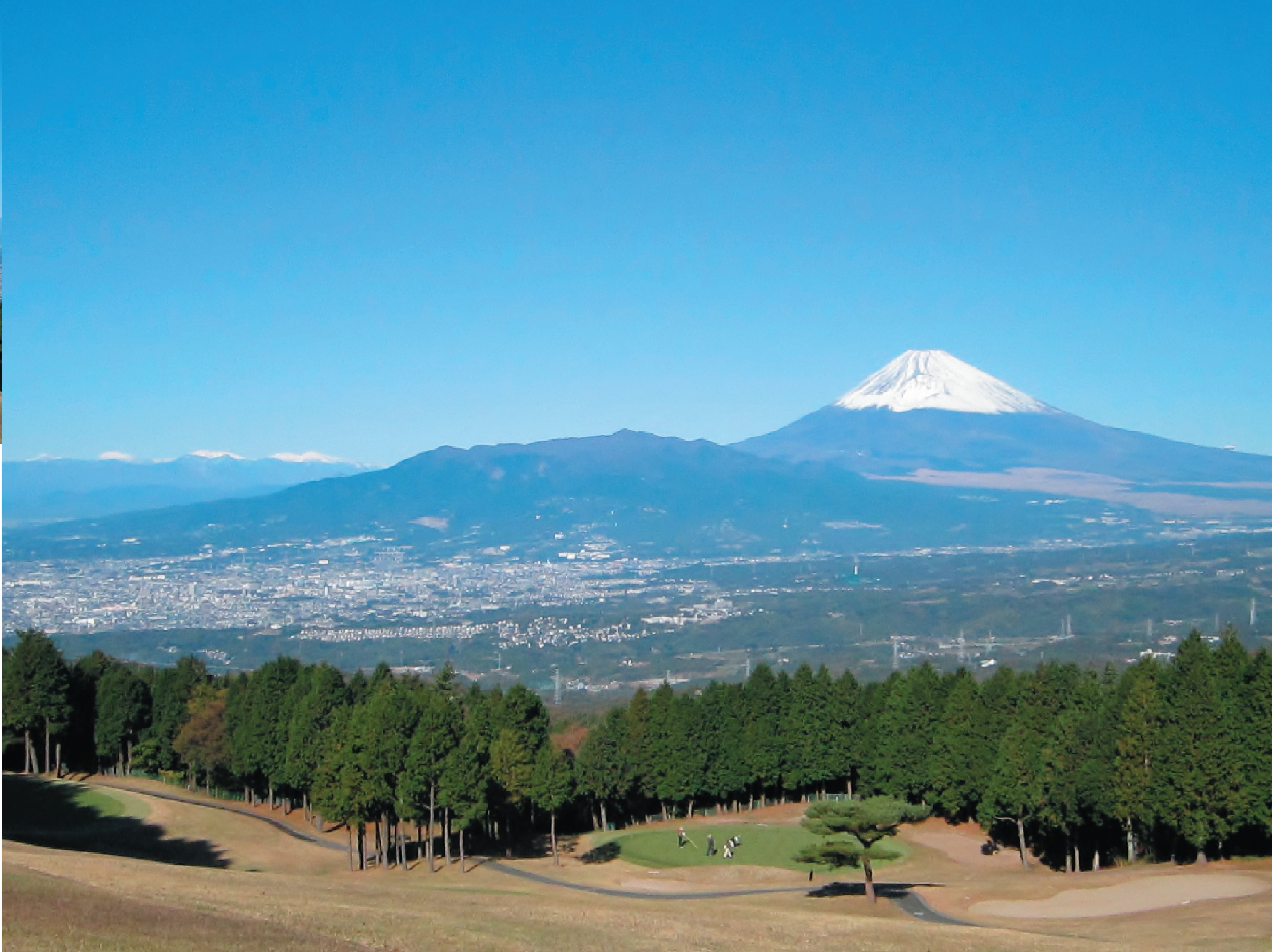 霊峰富士の絶景と空の蒼を背景に爽快なショットを堪能！