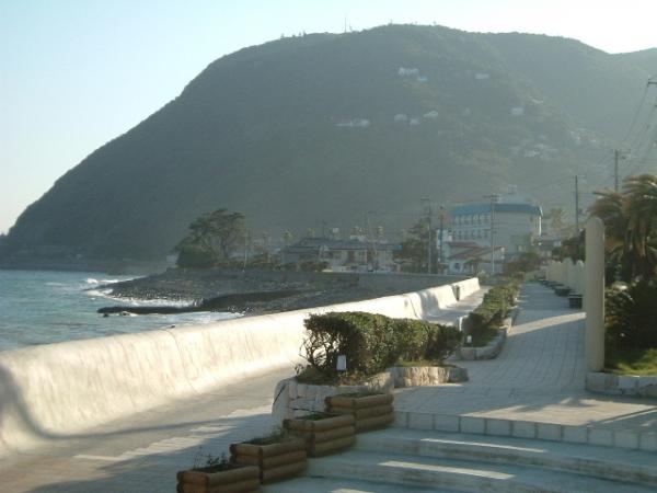 片瀬海岸の波打ち際に整備された遊歩道「湯波さんぽ道」