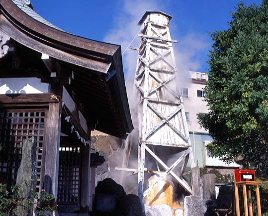 熱川温泉の散策スポットの一つにもなっている「噴湯」。この噴湯の脇には「お湯かけ弁財天」と「銭洗いの池」がある。