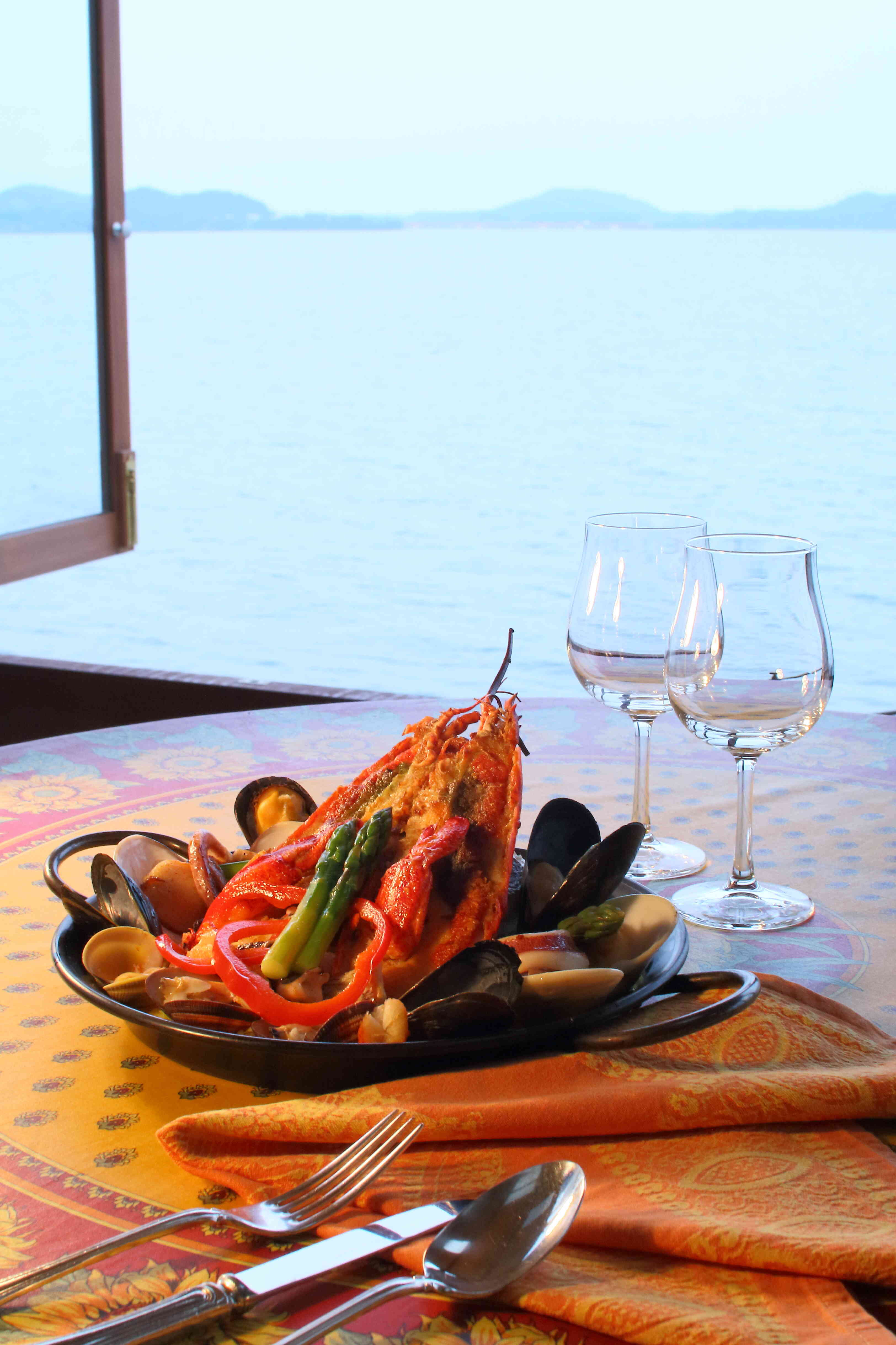レストランからは浜名湖を一望できます。※写真はオマールエビ入りパエリア