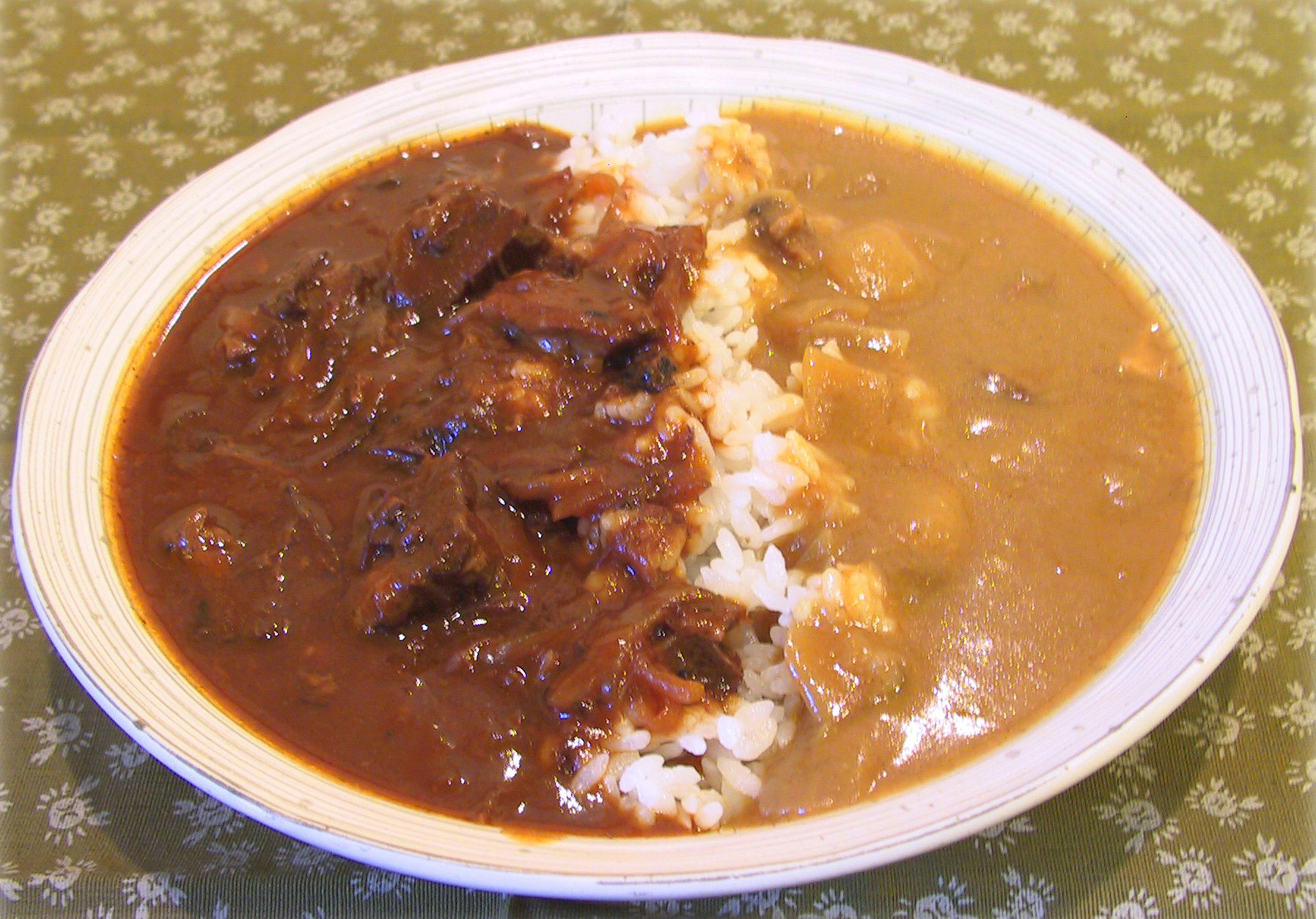 カレー＆ハヤシ　まずはハヤシで一口、次にカレーで一口、そして混ぜるとどんな味？！