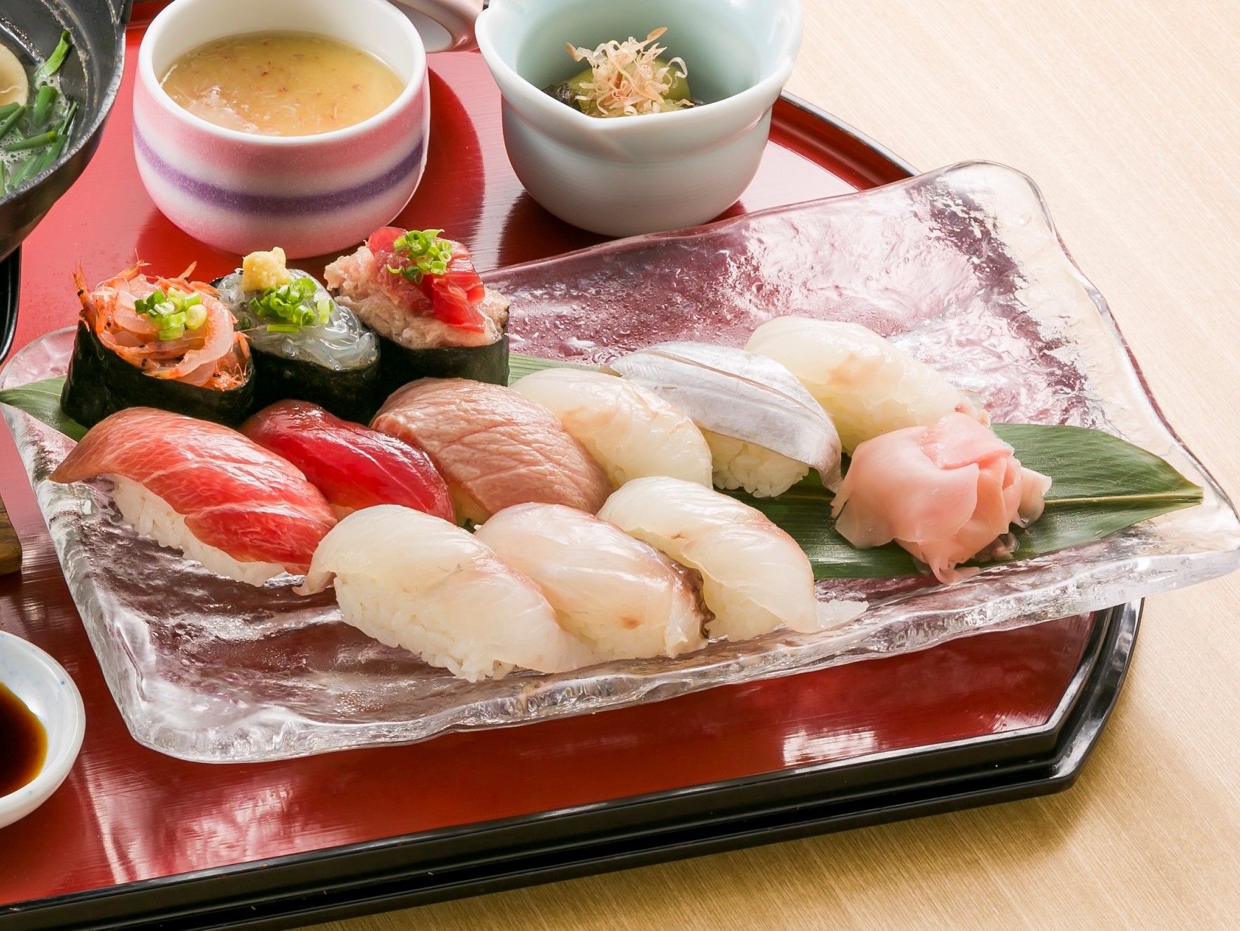 天然南鮪としずまえ鮮魚のお寿司盛り合わせです。季節の地魚をご堪能ください。