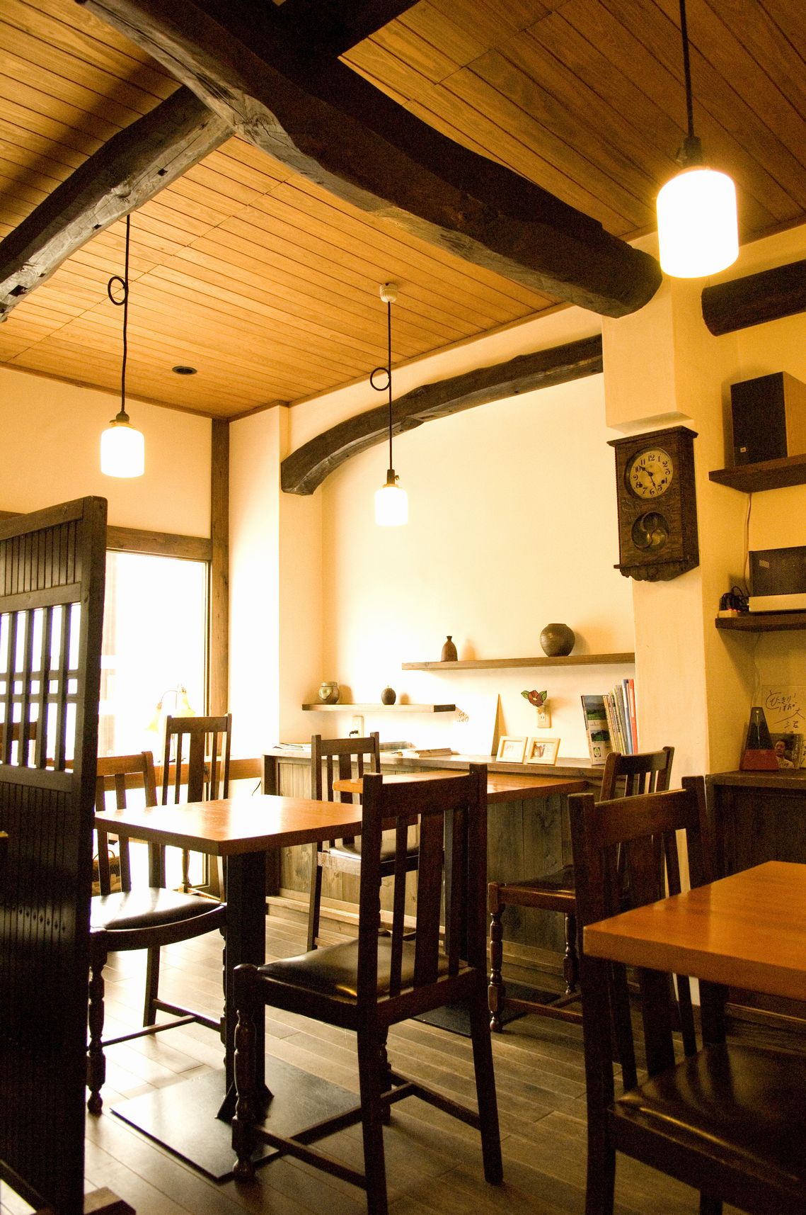 天竜杉や漆喰壁など古民家材を使用し、真空管アンプからJAZZの流れる、昔ながらの喫茶店風の店内。