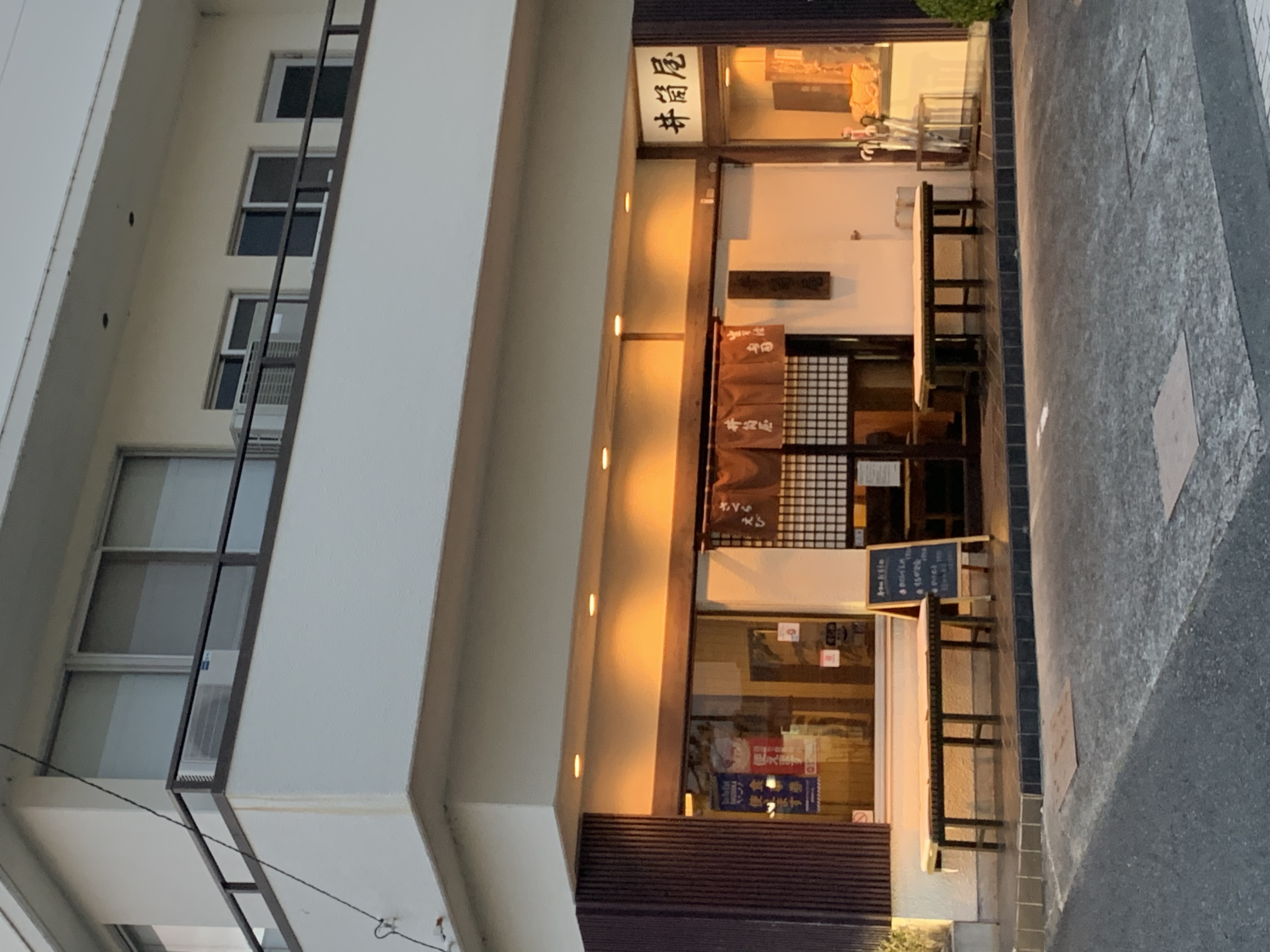 井筒屋は、大正5年に静岡県由比で蕎麦屋として創業しました。由比港で水揚げされた桜えびや地魚を提供するお店です。