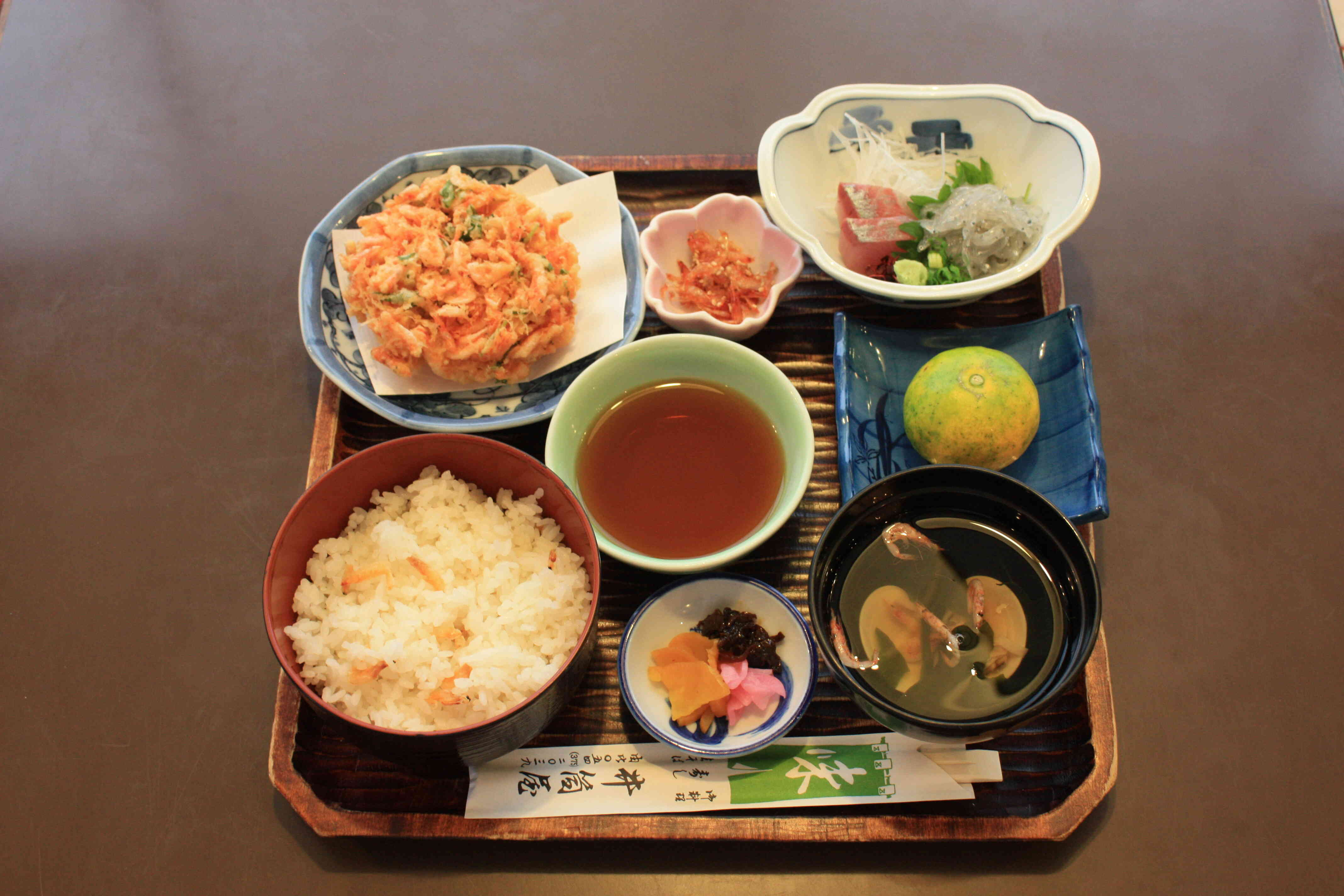 駿河定食は、当店1番の人気メニューで桜えび料理で代表されるかき揚げと地魚の刺身の付いた定食です。