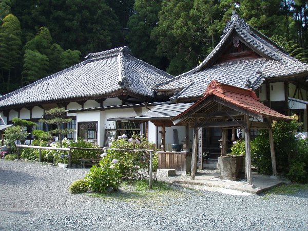 本堂右手にあるこの御堂は子安延命堂です。堂内には12年に1度、申歳の6月の一ヶ月間だけ御開帳される子安延命地蔵尊を始め、遠州七福神寿老尊天、遠州ぽっくり様など、多くの仏像がまつられております。尚、この御堂の天井は絵馬天井となっており、遠州地方でも最古の物であると言われています。

また、遠州三十三観音霊場。三十三番札所である当山には、霊場めぐりの旅が無事円満した事を御報告申し上げ、お礼のお参りをして頂く満願堂があり、堂内にはたくさんの観音様がまつられ、その中に、御自身が施主となられた観音像を奉納して頂く事