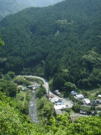 吉川を挟み対岸を菰張山に登る林道よりキャンプ場を望む景色。周辺には国の重要文化財に指定されている友田家住宅や太田川ダム（平成21年度完成）などがあるほか、吉川での川遊び・ＭＴＢコースなどもあり大自然をお楽しみいただけます。