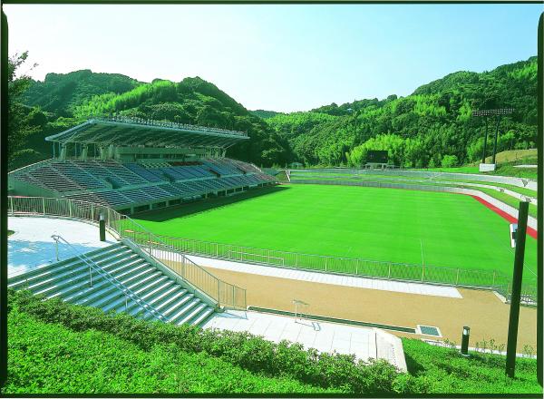 サッカーのまち藤枝に相応しい、サッカー専用グラウンドです(13、000人収容)。
