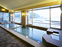 駿河湾を一望できる内風呂は最上階にあります。