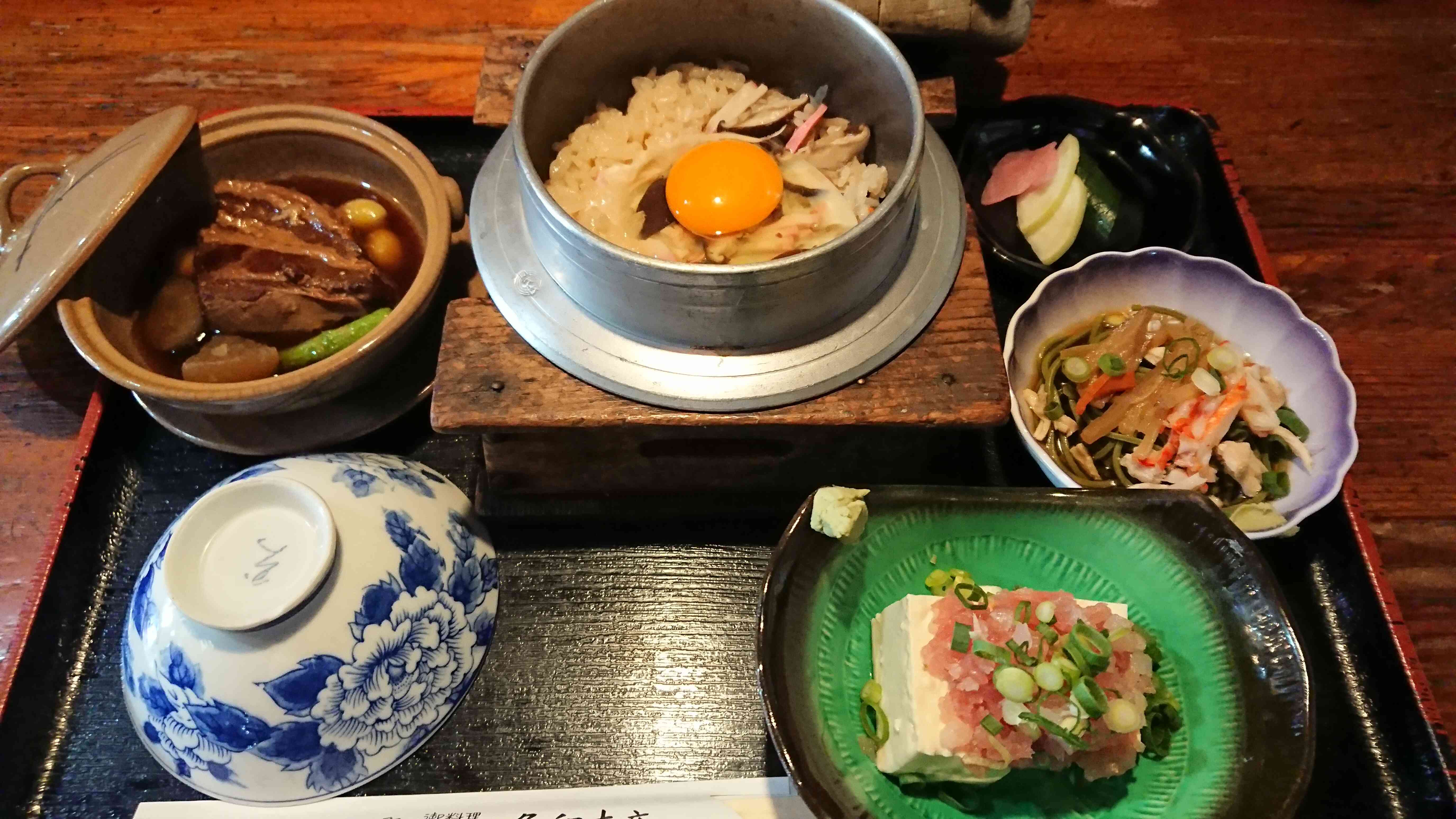 釜めし、マグロの叩き豆腐、豚の角煮、茶蕎麦のセット¥１５００