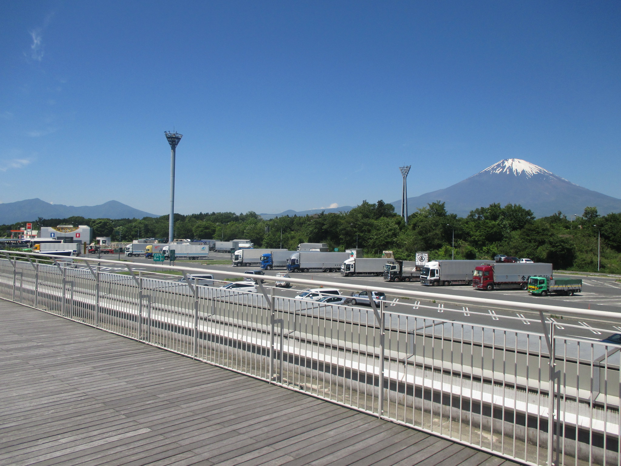 下り線２階展望テラスからは富士山が一望できる