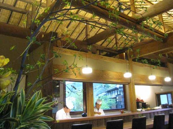 窓越しに峰の大噴湯を望める落ち着いた店内