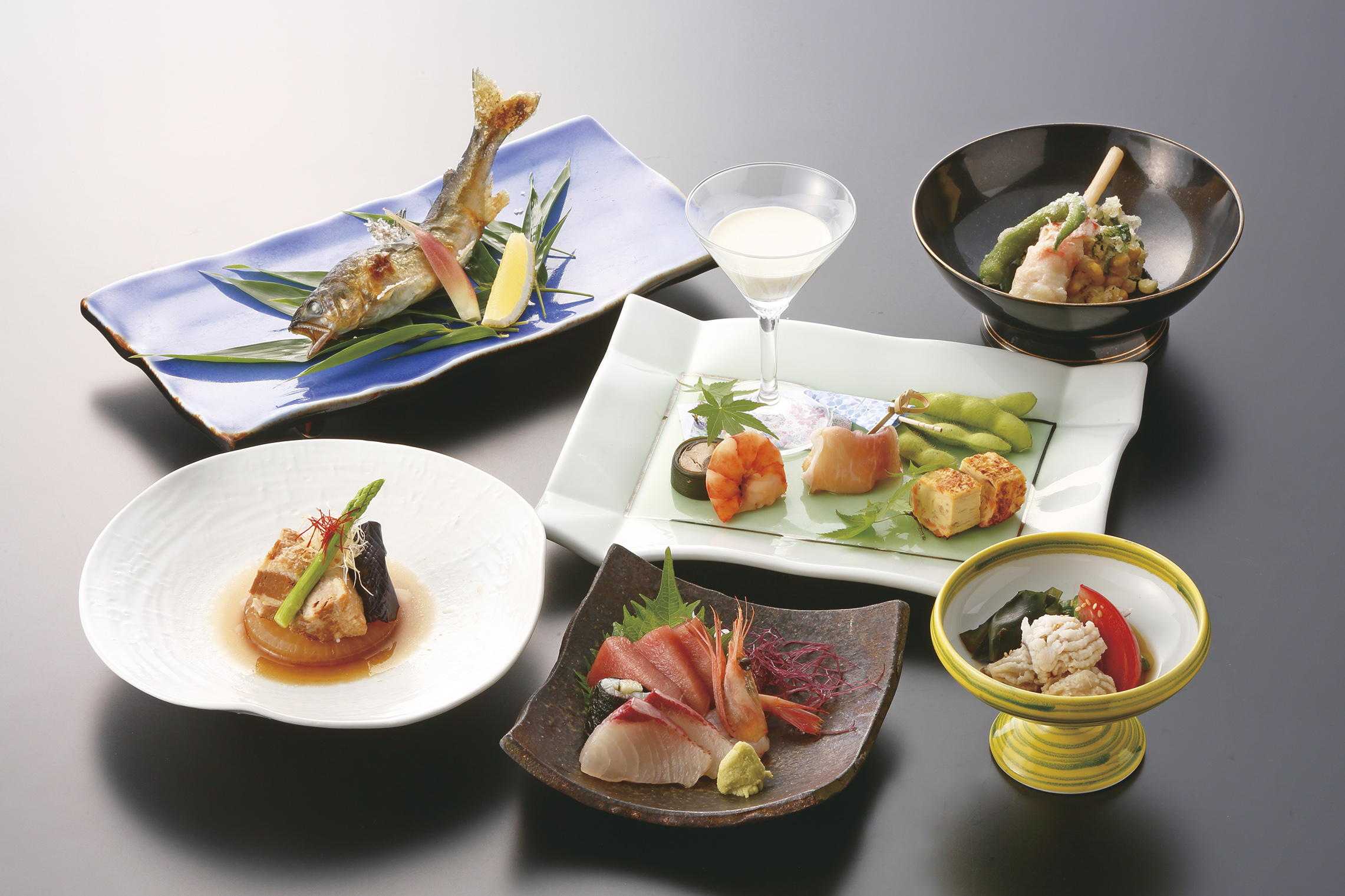 コース料理の一例。旬の食材、季節の料理を取り入れたコース料理は、３７００円から。