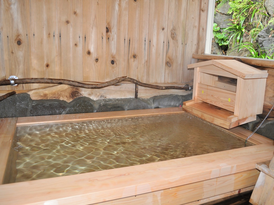 天城の天然木を使った天然温泉掛け流しの檜風呂。貸し切りでゆったりとお楽しみください。
