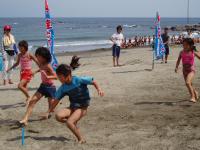 ビーチフラッグス大会
期間中毎週土休日 14 時
参加費:100円
対象者:小学生のみ（先着30名) 