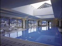 自然の光と風が取り込める開閉式ルーフの屋内温水プール