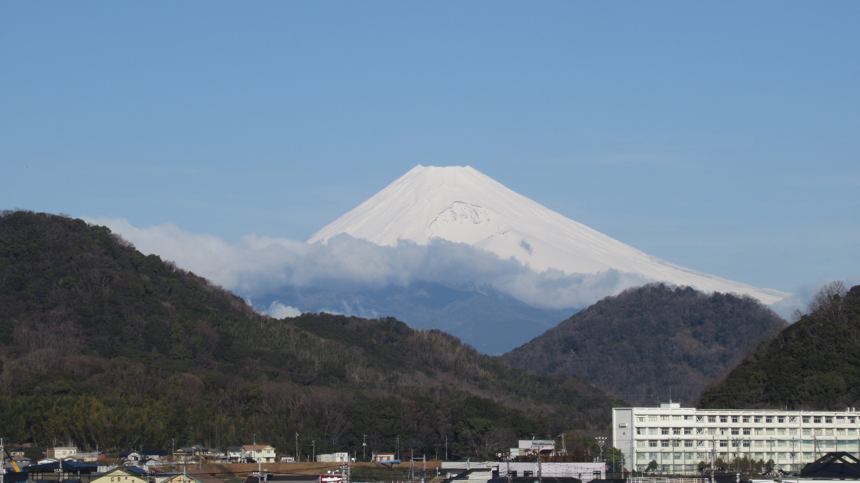 北には雄大な富士山、南には天城山