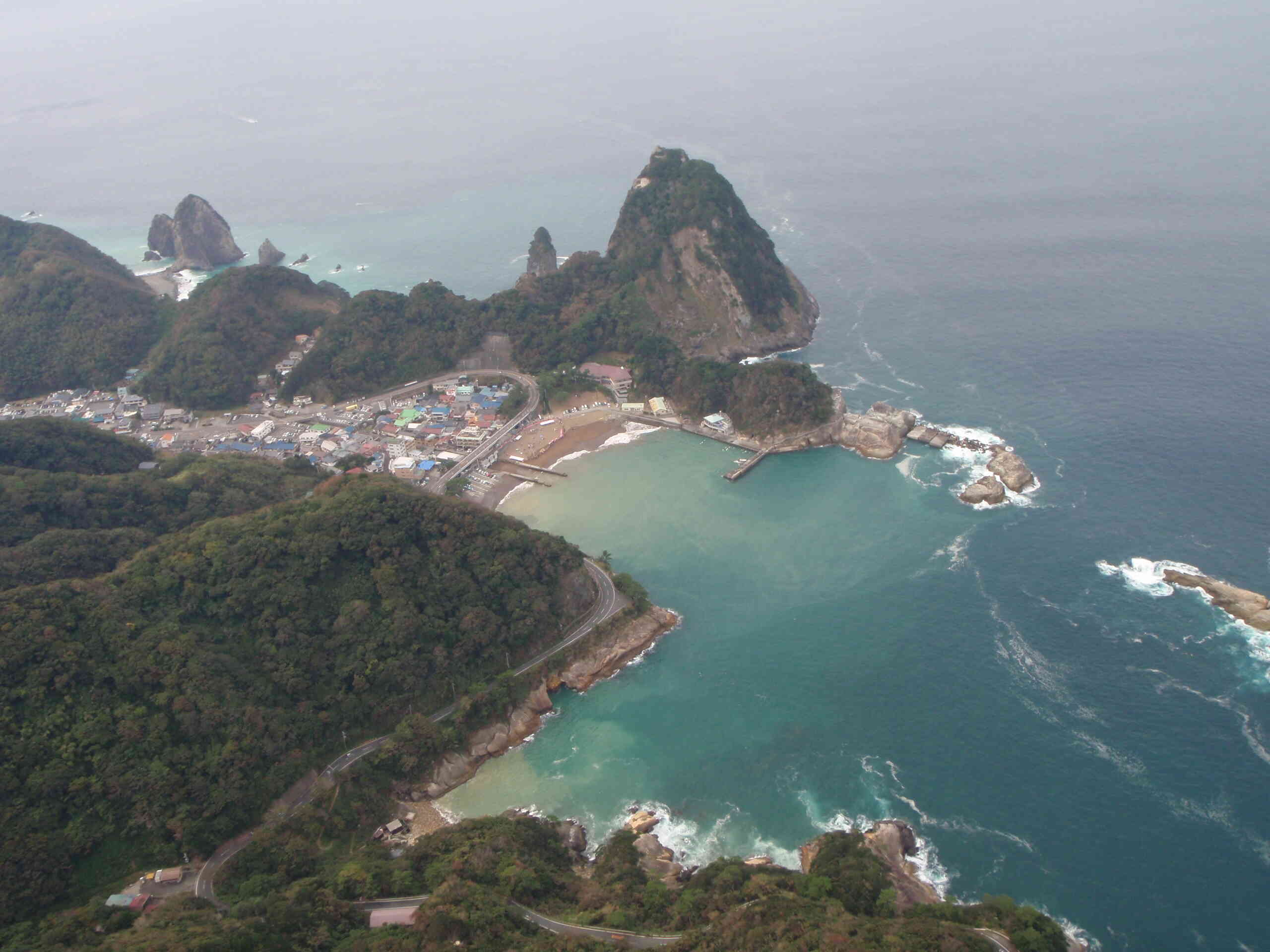 海岸から奥に広がる雲見温泉集落