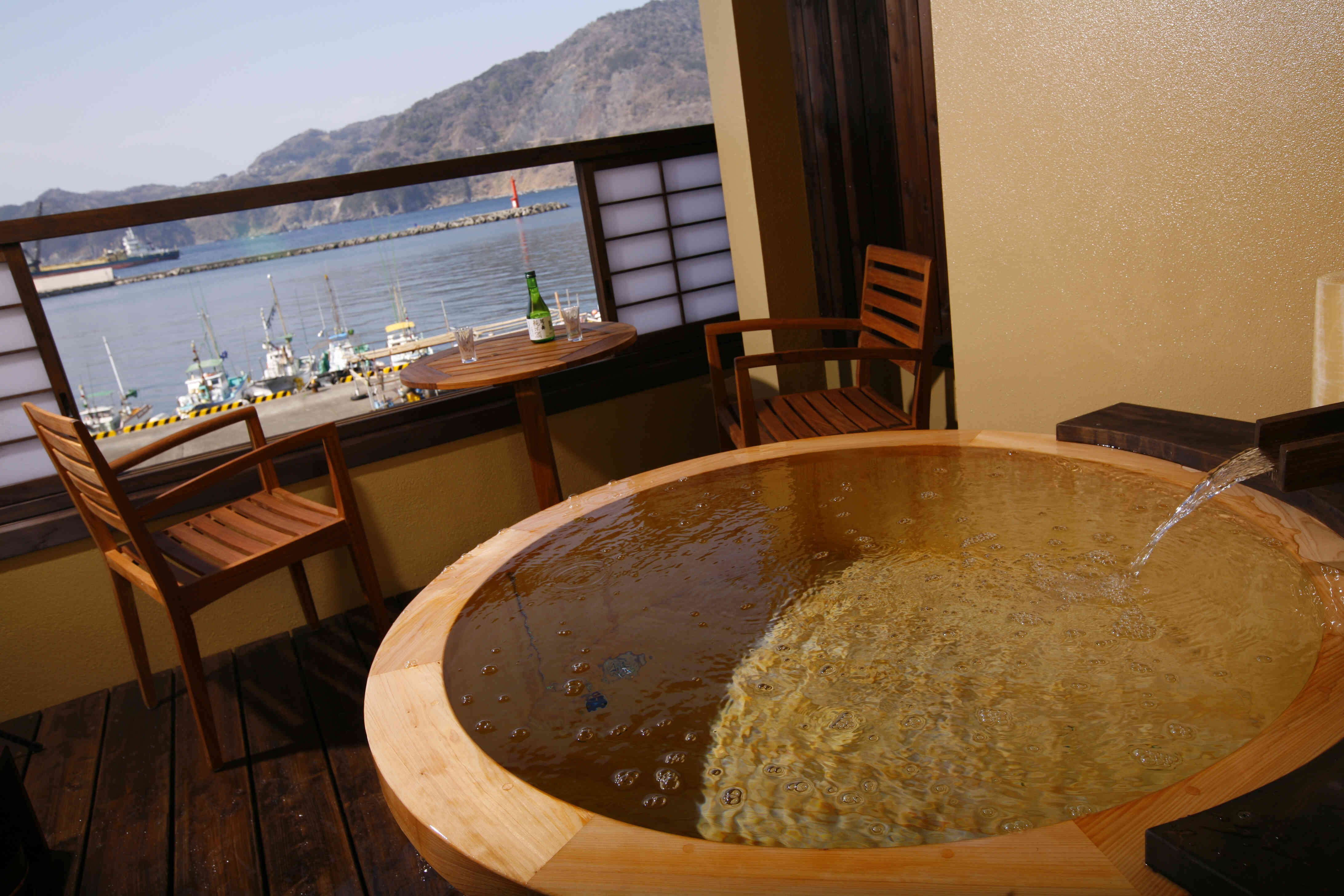 特別客室露天風呂からの景色　正面に宇久須港が一望できます