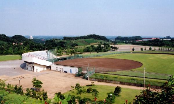 菊川球場
　センター軸122メートル、両翼98メートル、グラウンド面積13，348平方メートルの球場で、バックネットとおよそ650人の観客席をかねた公園管理棟が整備されています。