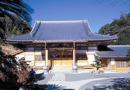 　境内の六角堂は、寛政10年（1,798年）に16代住職が建立。形は京都の六角堂を模して正面に聖観音像を安置し、西国三十三番観音をともに祀ってあります。お堂の中心部が回転し1箇所で33体の観音像が拝めるようになっています。