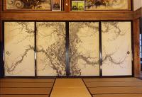 　本堂には雅号・月花園が描いた、4枚1組で左右1対の見ごたえある襖絵があります。