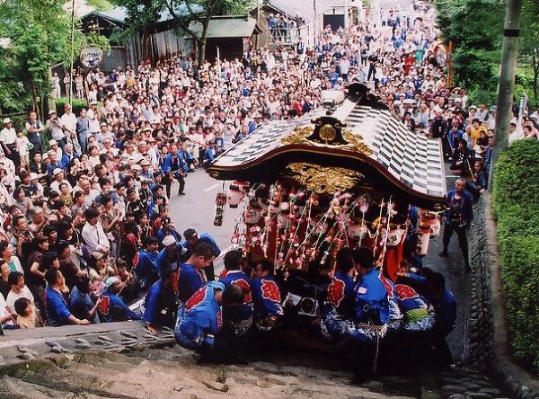 『潮海寺八坂神社祇園祭り』

　水と太陽と稲穂の神々が3年ぶりに対面し、疫病退散と秋の豊かな実りを祈り、繰り広げられる平安絵巻。古式ゆかしい「お神輿渡御」の行列に始まり、クライマックスは仁王門の石段を下り、上る屋台の光景。担ぎ手の若い衆に、大観衆から拍手がわき起こります。戦後は3年に1度となった祇園祭り。菊川に燃えるような夏を運びます。