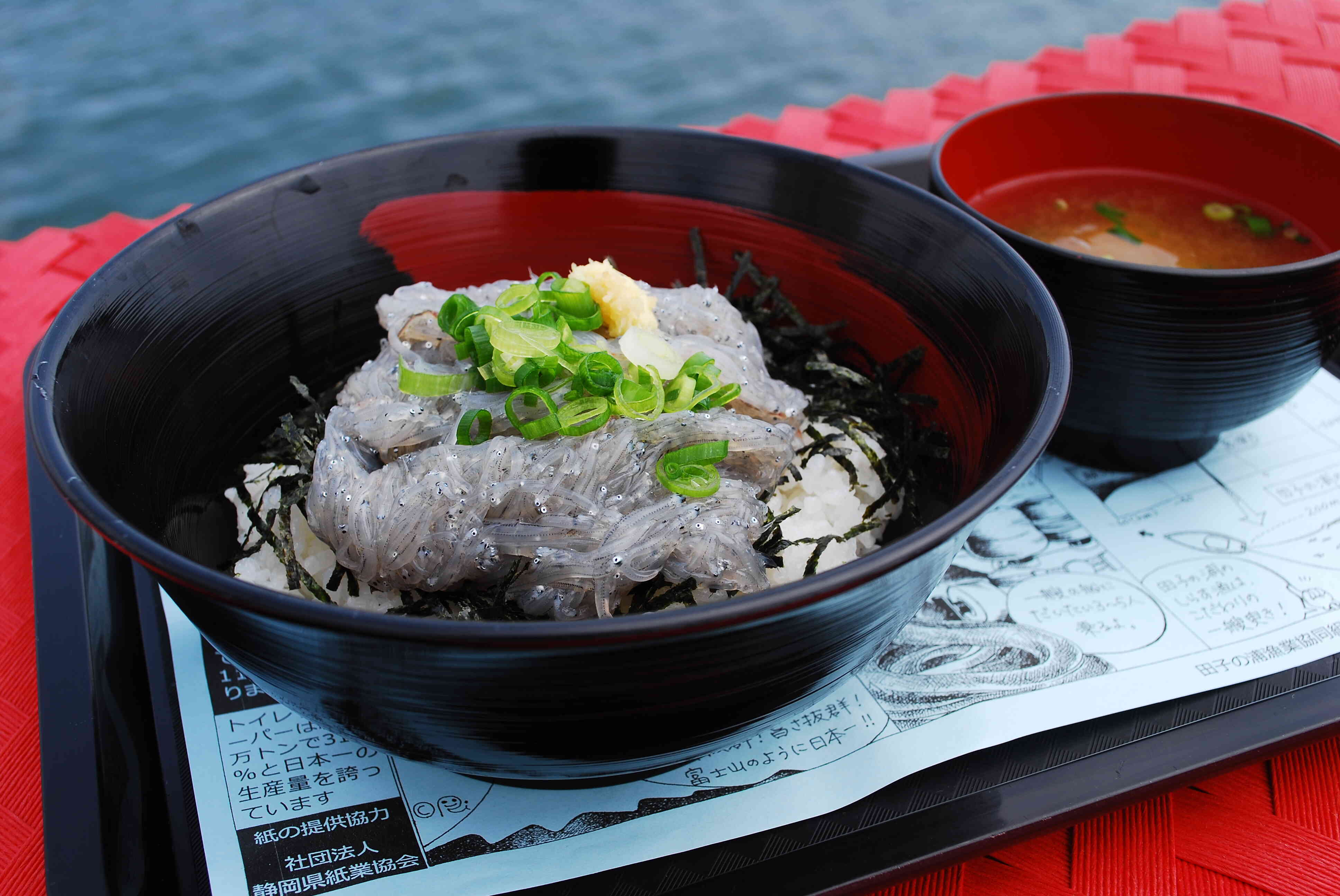 しらすの水揚げのあったとき登場する
「ぷりぷり生しらす丼」800円(味噌汁付き)