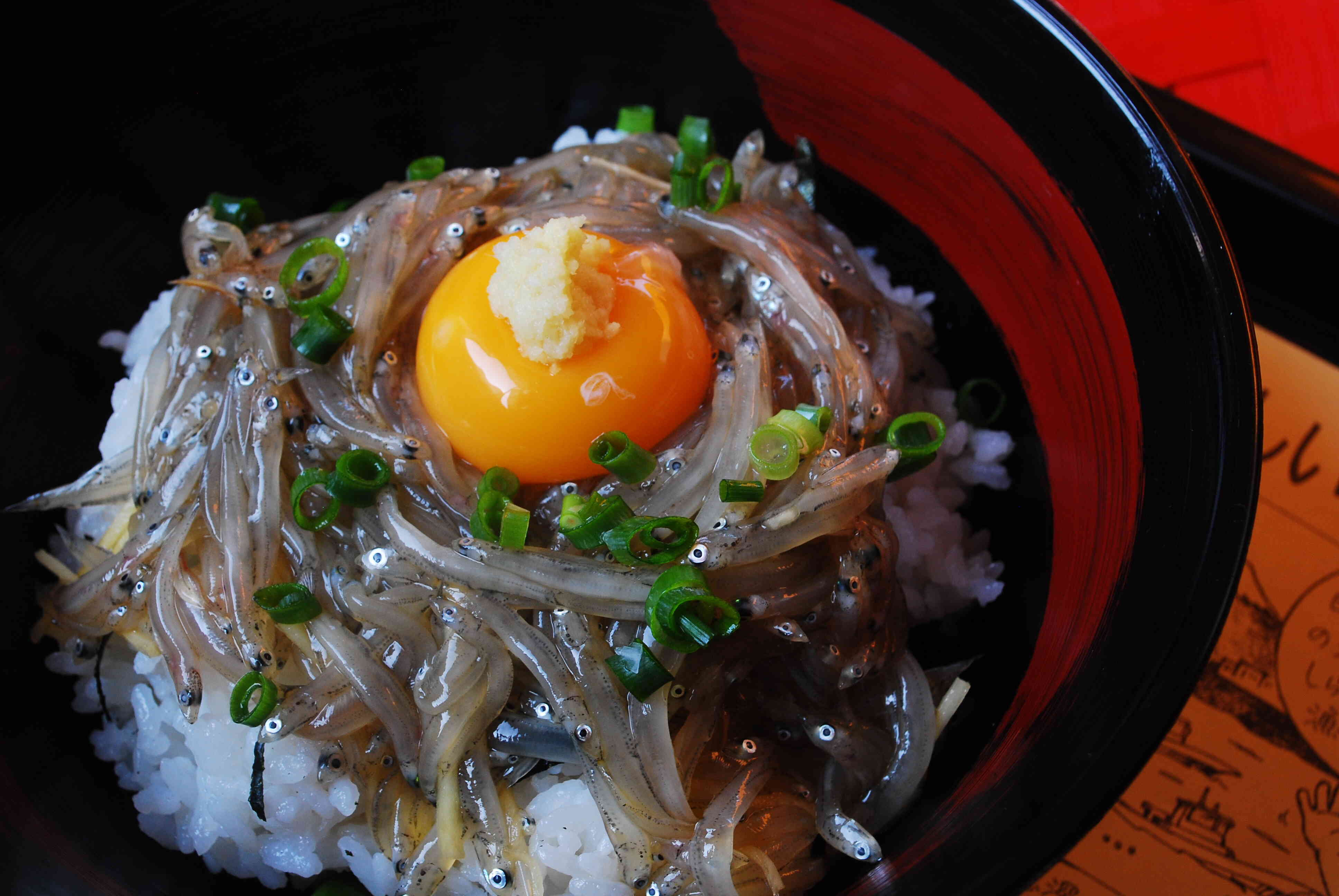 大人気の赤富士丼(しらす沖漬け)850円(味噌汁付き)