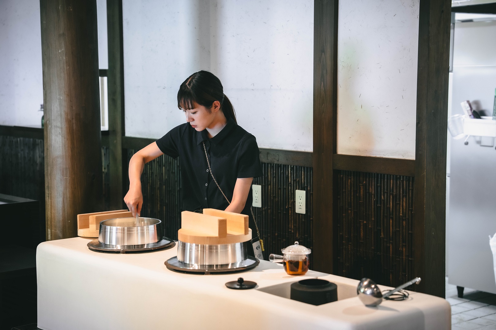 かまどで炊いたお米を提供します。地元の食材を使用した料理をご堪能ください。