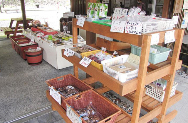 地場産品は四季折々の品をご用意しています。是非お立ち寄りください。
