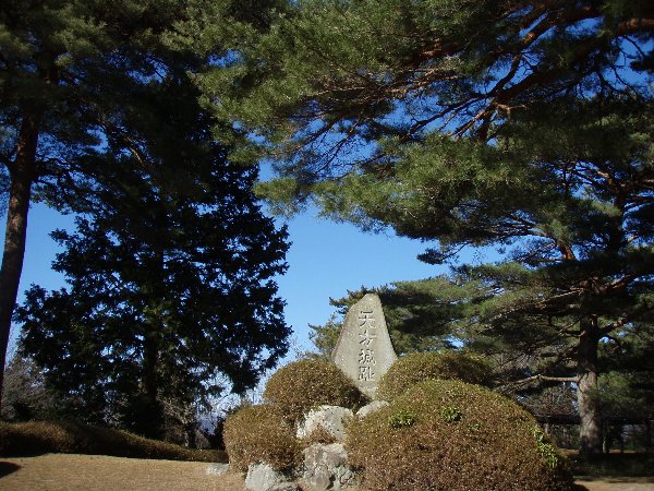 広い芝生広場や遊具など整備された公園