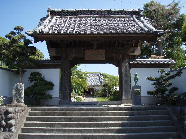 鹿苑山香勝寺の山門。