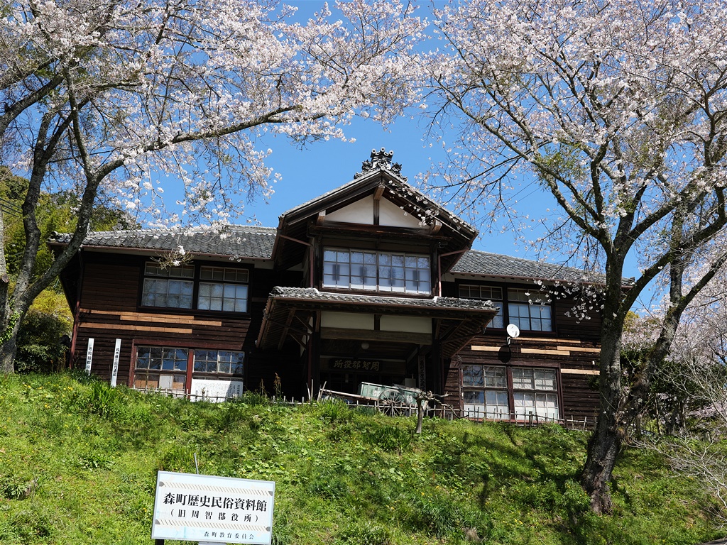 現存する郡役所の建物は全国的にも珍しく、静岡県内では唯一の存在であり、森町指定文化財となっています。館内には、町内の遺跡から出土した考古資料や昔の農機具、生活用具など約600点を展示・公開しています。