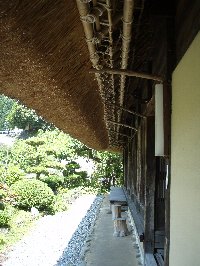 軒下からは茅葺きの美しい構造がのぞける。